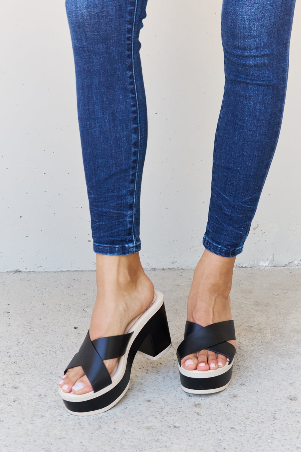 Weeboo Cherish The Moments Contrast Platform Sandals in Black - Black / 6.5